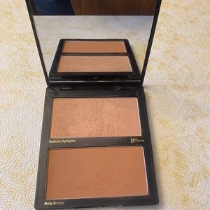 It Cosmetics mat, bronzer, and highlighter contouring duo